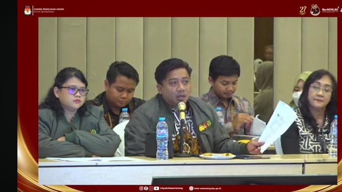 Ketua KPU Kota Semarang Ahmad Zaini dalam rapat pleno rekapitulasi perolehan suara di Hotel Harris Semarang, Kamis (5/12/2024).