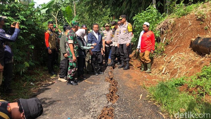 Pj Gubernur Jabar Bey Machmudin saat meninjau bencana longsor di Kampung Cihonje, Desa Sukamaju, Kecamatan Cikembar, Kabupaten Sukabumi
