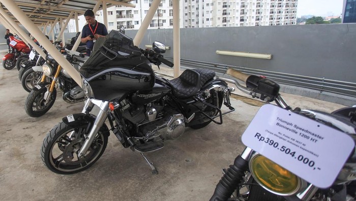 Potret Hummer hingga Harley Bekas Koruptor yang Dilelang KPK Staf direktorat Pelacakan Aset, Pengelolaan Barang Bukti, dan Eksekusi (Labuksi) KPK memeriksa mobil-mobil sitaan hasil rampasan kasus korupsi yang akan dilelang di Rumah Penyimpanan Benda Sitaan (Rupbasan) KPK, Cawang, Jakarta, Kamis (5/12/2024). KPK akan melelang barang rampasan dari 13 perkara tindak pidana korupsi yang telah berkekuatan hukum tetap (inkrah) tersebut pada Selasa (10/12) sebagai peringatan Hari Antikorupsi Sedunia (Hakordia) 2024. ANTARA FOTO/Reno Esnir/app/tom.