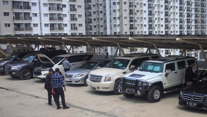 Potret Hummer hingga Harley Bekas Koruptor yang Dilelang KPK Staf direktorat Pelacakan Aset, Pengelolaan Barang Bukti, dan Eksekusi (Labuksi) KPK memeriksa mobil-mobil sitaan hasil rampasan kasus korupsi yang akan dilelang di Rumah Penyimpanan Benda Sitaan (Rupbasan) KPK, Cawang, Jakarta, Kamis (5/12/2024). KPK akan melelang barang rampasan dari 13 perkara tindak pidana korupsi yang telah berkekuatan hukum tetap (inkrah) tersebut pada Selasa (10/12) sebagai peringatan Hari Antikorupsi Sedunia (Hakordia) 2024. ANTARA FOTO/Reno Esnir/app/tom.