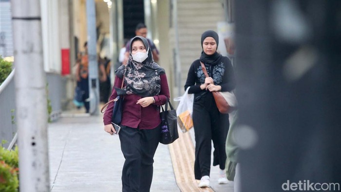 Potret Pekerja Kantoran di Tengah Rencana Kenaikan UMP 6,5 Persen Presiden Prabowo Subianto telah mengumumkan kenaikan upah minimum nasional 2025 naik 6,5 persen, pada Jumat (29/11/2024) lalu. Diharapkan daya beli buruh akan terangkat.