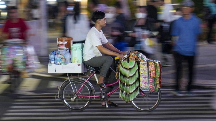 Jakarta tak hanya disibukkan oleh pekerja kantoran. Ada juga pedagang kopi keliling alias starling yang mengejar cuan di tengah hiruk-pikuk kota Jakarta.