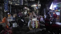 Pedagang kopi itu berkeliling siang malam di jalanan Jakarta.