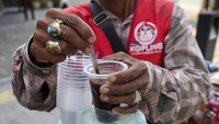 Gelas plastik juga menjadi ciri khas starling.