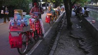 Tempat-tempat nongkrong menjadi sasaran pedagang dalam menjual kopi.