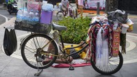 Melepas lelah dengan tiduran beratapkan langit sudah menjadi makanan sehari-hari. Meski begitu, mereka tetap semangat mengejar cuan di jalanan kota Jakarta.