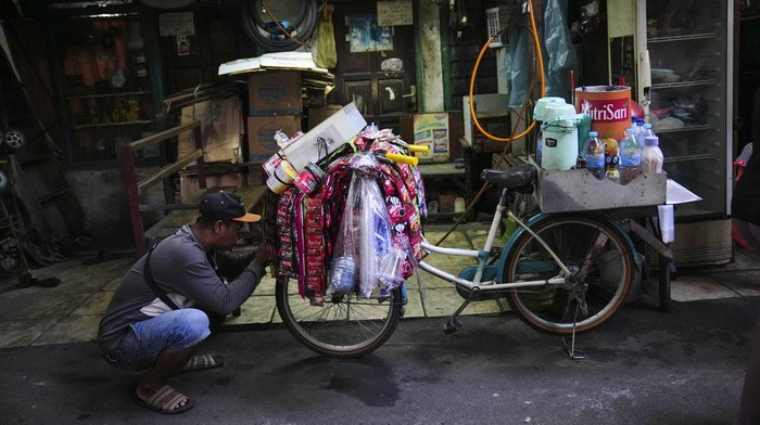 Potret Starling Siang Malam Kejar Cuan di Kota Jakarta Jakarta tak hanya disibukkan oleh pekerja kantoran. Ada juga pedagang kopi keliling alias starling yang mengejar cuan di tengah hiruk-pikuk kota Jakarta.