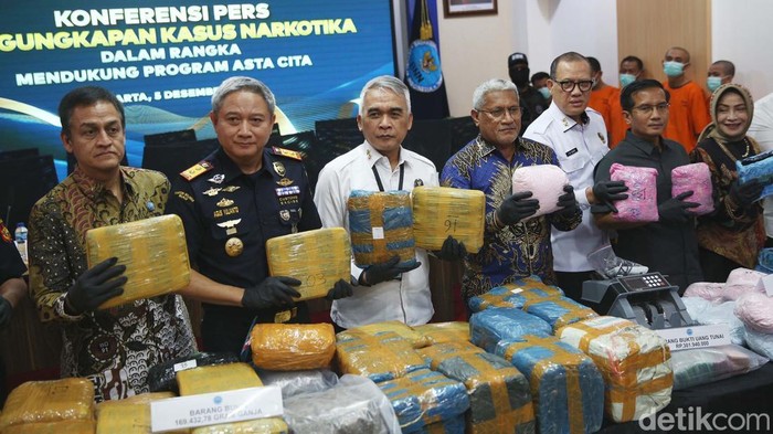 BNN ungkap 15 kasus peredaran narkoba dari 10 provinsi. Ada 35 tersangka yang ditangkap.