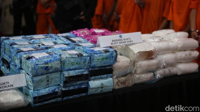 Potret Tersangka Narkoba Diborgol dan Tertunduk Lesu BNN ungkap 15 kasus peredaran narkoba dari 10 provinsi. Ada 35 tersangka yang ditangkap.