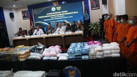 Kepala BNN Komjen Pol Marthinus Hukom berserta jajaran menunjukkan barang bukti narkoba dalam acara konferensi pers terkait pengungkapan 15 kasus peredaran narkoba, di Jakarta, Kamis (5/12/2024).  