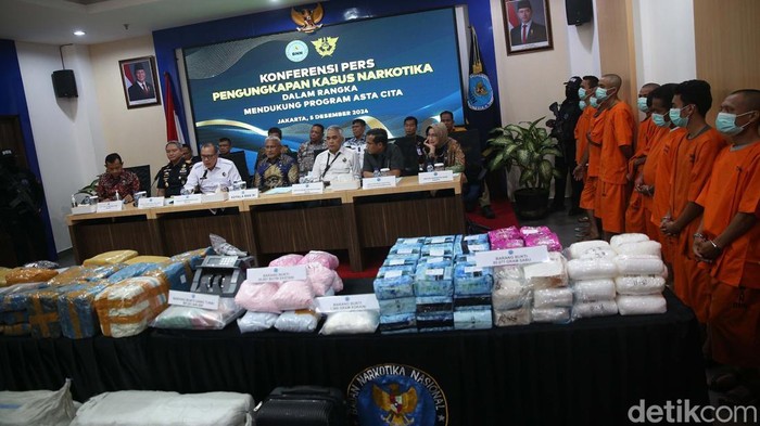 Potret Tersangka Narkoba Diborgol dan Tertunduk Lesu BNN ungkap 15 kasus peredaran narkoba dari 10 provinsi. Ada 35 tersangka yang ditangkap.