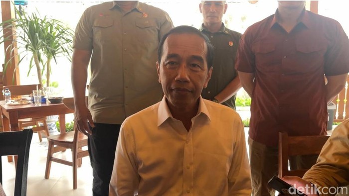 Presiden ke-7 Joko Widodo ditemui di salah satu rumah makan di Sumber, Banjarsari, Kamis (5/12/2024).