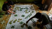 Perajin membuat kerajinan kain ecoprint di Desa Pemanuk, Carenang, Kabupaten Serang, Banten, Kamis (5/12/2024).  
