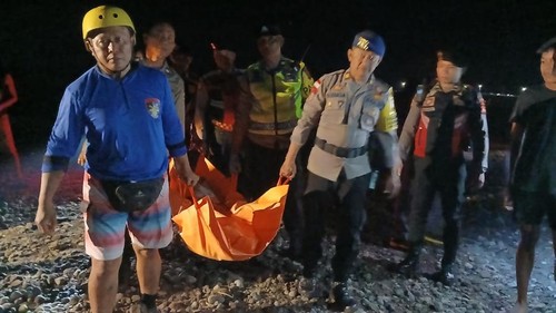 Proses evakuasi mayat di aliran Tukad Unda, tepatnya di selatan jembatan panjang area Pusat Kebudayaan Bali (PKB), Desa Tangkas, Klungkung, Bali, (4/12/2024) malam. (Foto: Dok Satpolair Klungkung)