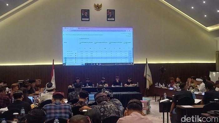 Proses rekapitulasi suara untuk Pemilihan Gubernur (Pilgub) Bali dan Pemilihan Bupati (Pilbup) Buleleng 2024 oleh KPU Buleleng, Kamis (5/12/2024). (Made Wijaya Kusuma)