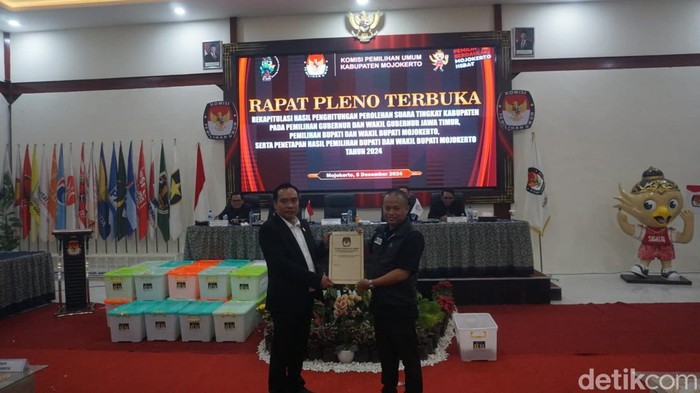 Rapat pleno rakpitulasi KPU Mojokerto