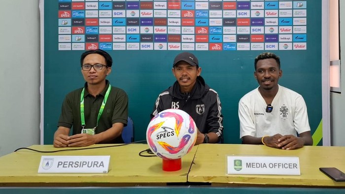 Ricardo Salampessy (tengah), pelatih Persipura