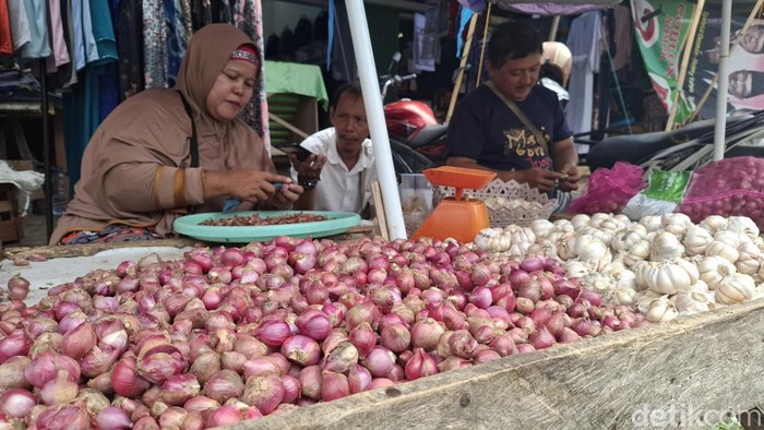 Salah satu pedagang bawang di Pasar Inpres Lubuklinggau