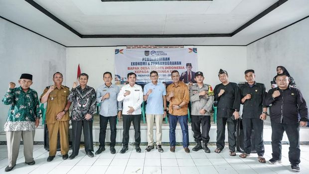Sandiaga Uno menerima apresiasi sebagai Bapak Desa Wisata Indonesia oleh Dewan Pimpinan Pusat (DPP) Asosiasi Pemerintah Desa Seluruh Indonesia (APDESI) dalam acara pemberdayaan ekonomi oleh Yayasan Indonesia Setara (YIS) di Desa Padasuka, Cibinong, Cianjur Jawa Barat, Selasa (3/12/2024). (Dok. Yayasan Indonesia Setara)