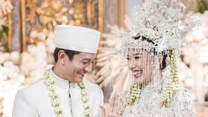 Senyum tak hilang dari wajah Rio Haryanto dan Athina sebagai pasangan pengantin baru. Foto: instagram Sandiaga Uno