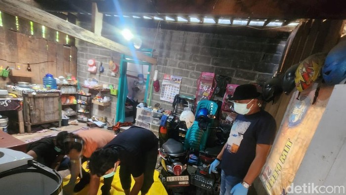 Sekeluarga ditemukan tewas bersimbah darah di Kediri