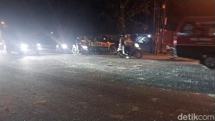 Serpihan kaca bercecer di Jalan Melati Raya. (Finta Rahyuni/detikSumut)