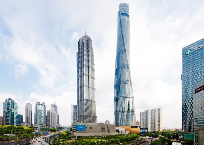 Shanghai Tower (kanan)