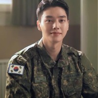 Ini bukan pertama kalinya Song Kang menghebohkan netizen dengan paras tampannya selama wajib militer. Sebelumnya dia tampil dalam iklan layanan masyarakat Defense Call 1303, yang disebut bak adegan drama Korea. Foto: dok. Kementerian Pertahanan Nasional Korea Selatan