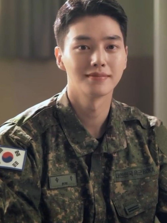 Song Kang Song Kang tampil dalam iklan layanan masyarakat Defense Call 1303