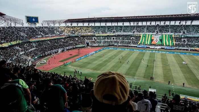 Suasana Stadion GBT saat Persebaya melawan Persija.