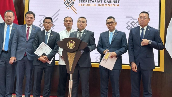 Wakil Ketua DPR, Sufmi Dasco Ahmad, bersama anggota DPR lainnya di Istana Presiden, Jakarta, Kamis (5/12/2024).