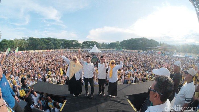 Bupati Soppeng dan Wakil Bupati Soppeng terpilih periode 2025-2030, Suwardi Haseng-Selle Ks Dalle masing-masing bersama istri saat kampanye akbar.