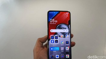 Spark 30 Pro memiliki layar AMOLED 6,78 dengan resolusi FullHD+, refresh rate hingga 120 Hz, dan kecerahan puncak 1.700 nits. Layarnya memiliki pemindai sidik jari dan kamera selfie 13 MP yang ditempatkan di dalam punch hole. Fino Yurio Kristo/detikinet