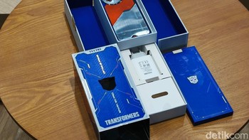 Di bagian bawah kemasan, ada semacam laci yang ketika dibuka berisi charger. Foto: Fino Yurio Kristo/detikinet