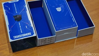 Cara membukanya pun beda dari kebanyakan kemasan HP, yaitu ke dua sisinya. Tampak di bagian atas adalah bungkus casing dan panduan pengguna. Foto: Fino Yurio Kristo/detikinet