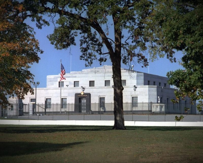 The United States Bullion Depository Fort Knox di Kentucky, tempat penyimpanan sebagian besar cadangan emas AS.