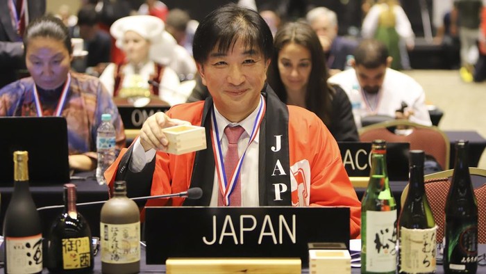 Tradisi Sake Jepang Resmi Jadi Warisan Budaya UNESCO Japan's Takehiro Kano, ambassador to UNESCO, reacts the traditional Japanese brewing of sake was named Intangible Cultural Heritage during a UNESCO World Heritage Convention in Asuncion, Paraguay, Wednesday, Dec. 4, 2024. (AP Photo/Marta Escurra)