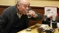 Tentunya hal ini menjadi hal yang produsen harapkan sehingga dapat meningkatkan minat global terhadap anggur beras tradisional yang sudah ada sejak berabad-abad lalu. Sayangnya, popularitas sake sendiri menurun di negara asal. (AP Photo/Hiro Komae) 