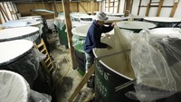 Proses ini lebih mirip dengan pembuatan bir meski banyak orang mengira prosesnya seperti membuat anggur. (AP Photo/Hiro Komae) 