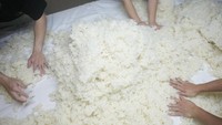 Proses pembuatan minman ini butuh waktu beberapa minggu melalui proses fermentasi campuran beras, air, ragi, dan jamur berwarna atau koji. (AP Photo/Hiro Komae) 
