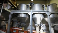 Meskipun sake memainkan peran penting dalam masyarakat dan tradisi Jepang, yang sering disajikan selama upacara dan jamuan khusus, permintaan terhadap minuman ini telah menurun di dalam negeri meskipun permintaan internasional meningkat. (AP Photo/Hiro Komae) 
