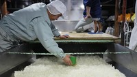 Produsen sake berharap pengakuan UNESCO akan mempercepat ekspor mereka dan menyegarkan kembali antusiasme terhadap minuman ini di negara asal mereka. (AP Photo/Hiro Komae) 
