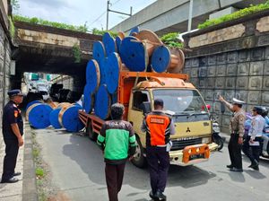 Truk Tersangkut di Underpass Ciputat, Muatan Gulungan Kabel Tutupi Jalan