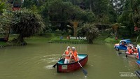 Wahana perahu di Dago Dream Park.