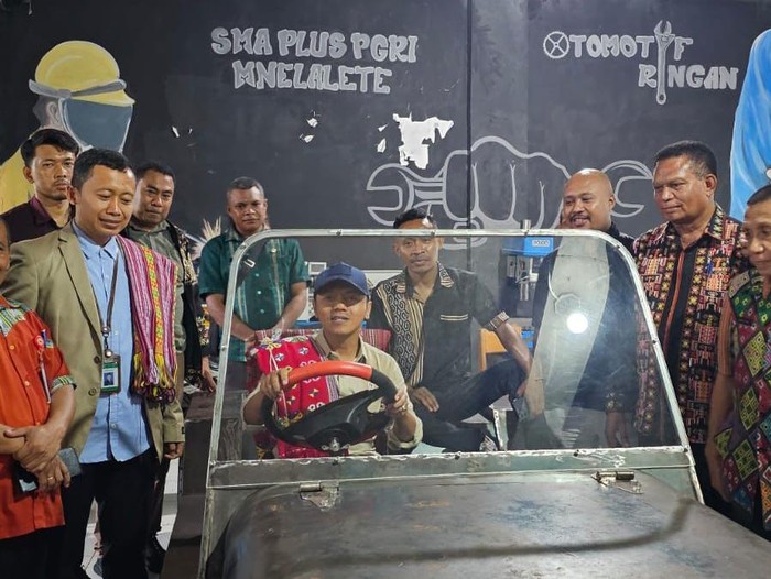 Wamendikdasmen Fajar Riza Ul Haq kunjungi SMA PGRI di NTT yang ekskulnya membuat mobil listrik