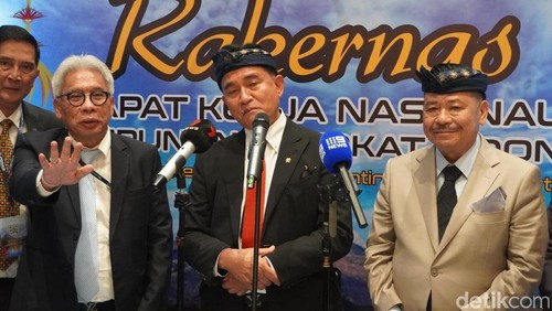 Wamenko Hukum, HAM, Imigrasi, dan Pemasyarakatan, Otto Hasibuan (kanan), usai menghadiri acara Rakernas Peradi di Jimbaran, Badung, Bali, Kamis (5/12/2024). (Aryo Mahendro/detikBali).