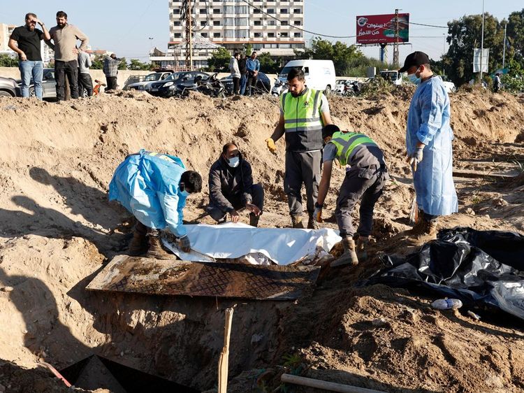 Warga Lebanon Pindahkan Jenazah Keluarga di Tengah Gencatan Senjata