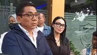 Wika Salim mendatangi Polda Metro Jaya, Rabu (4/12/2024) bersama dengan kuasa hukumnya, Sandy Arifin, untuk berkonsultasi soal masalah yang sedang dia hadapi.  Foto: Ahsan/detikHOT