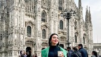 Wika Salim yang doyan minum kopi enak rela terbang ke Eropa demi mencicipi kopi yang belum pernah dicoba. Tak lupa berfoto di depan gedung bersejarah menjadi gayanya menikmati liburan. Foto: Instagram/wikasalim