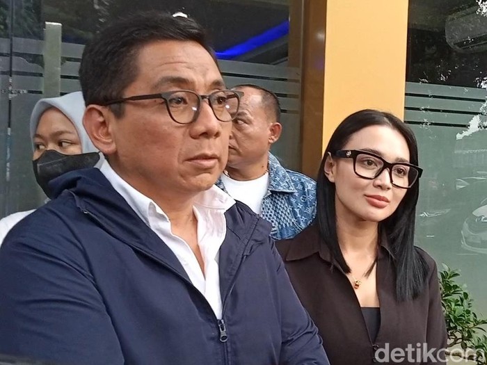 Wika Salim menangis.